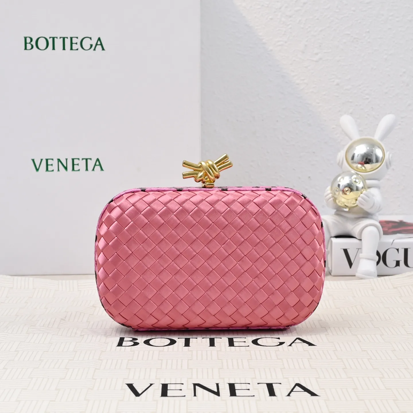 Batch 1460 #BV Knot woven evening bag series ~ 717622 Each bag reveals exquisite elegance💫Iconic classic silk weaving➕snake skin trimming with knot buckle, soft and delicate feel. The design is small and exquisite, low-key without logo, elegant and elegant. Paired with evening dress or cheongsam, it has the atmosphere of a famous and wealthy lady, full of aura and invincible texture💃 Model: 7622 Dimensions: 20x12x5.5